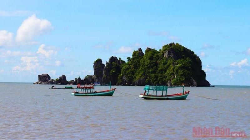 Kien Giang has more than 143 islands, including 105 large and small floating islands with 43 inhabited, in the island districts of Phu Quoc and Kien Hai, Kien Luong district and Ha Tien town.