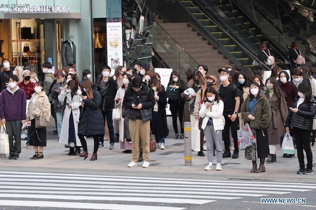 People wearing face masks stop at a red light in Tokyo, Japan, Dec. 12, 2020. Japan logged a record of 3,037 daily COVID-19 cases on Saturday, surpassing 3,000 for the first time as Tokyo and several other prefectures marked records in a single day amid a resurgence of infections. (Photo: Xinhua)