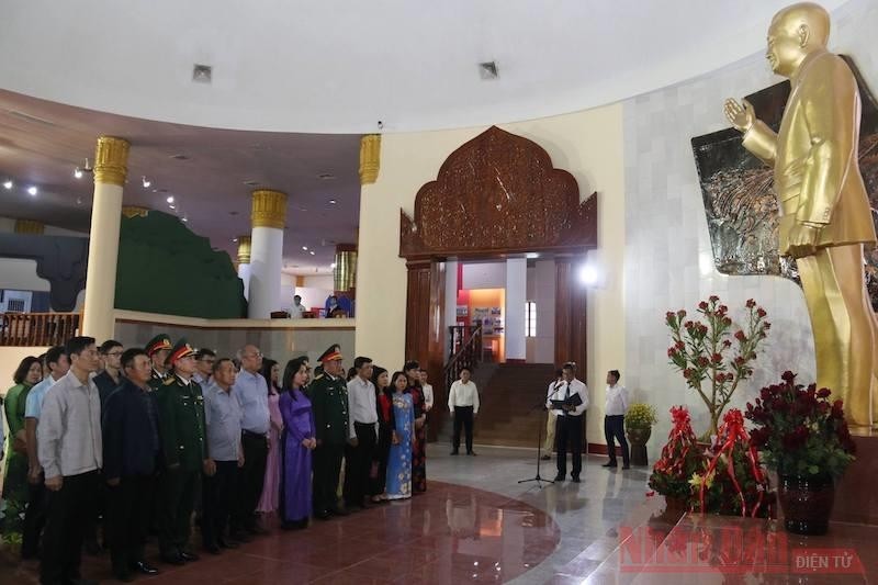 Vietnamese diplomats pay floral tribute to late Lao President Kaysone Phomvihane (Photo: NDO)