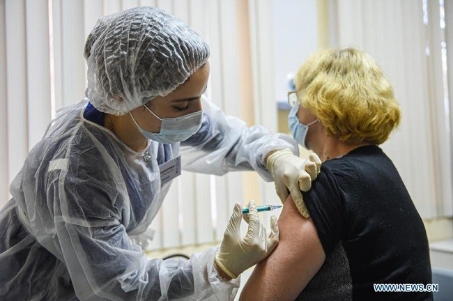 A medical worker gives the COVID-19 vaccine injection in Moscow, Russia, Dec. 8, 2020. (Photo: Xinhua)