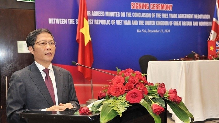 Minister of Industry and Trade Tran Tuan Anh speaks at the signing. (Photo: VNA)