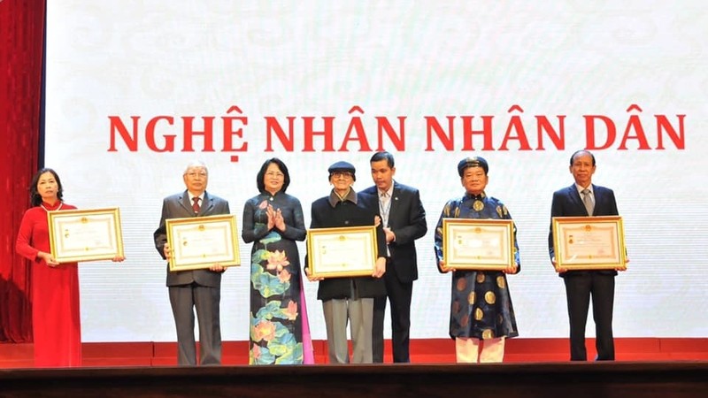 Outstanding craftsmen were honoured with ‘People’s Artisan’ title at the ceremony. (Photo: VNA) 