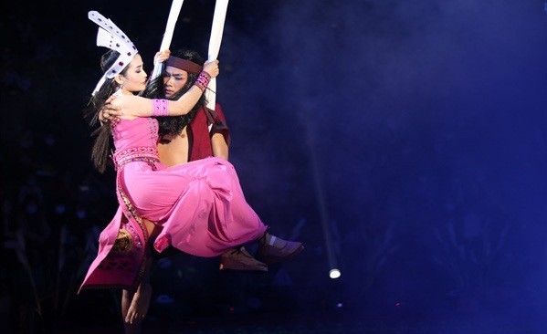 The audience was wowed to watch the spectacular swing act by the leading actor and actress.