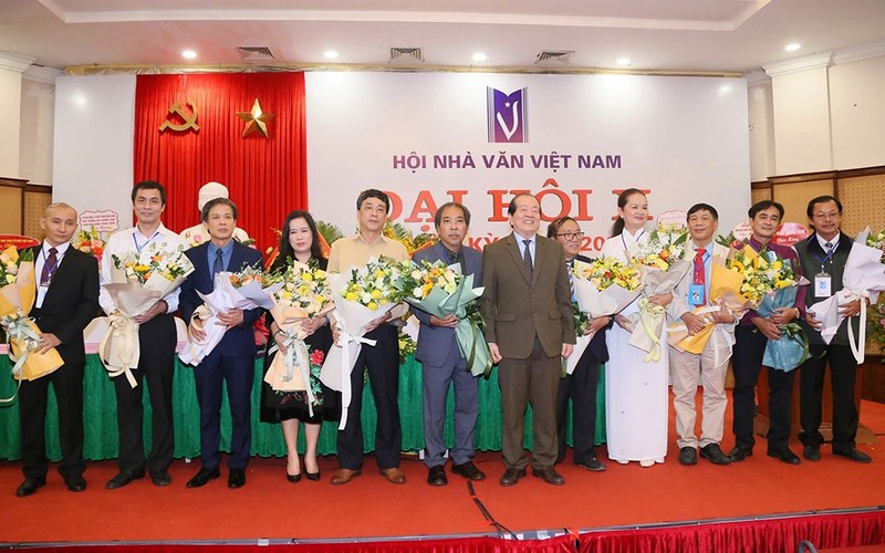 The new executive committee of the Vietnam Wrtiers' Association (Photo: NDO)