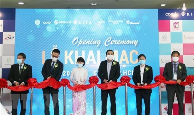 Delegates cut the ribbon to open the exhibitions 