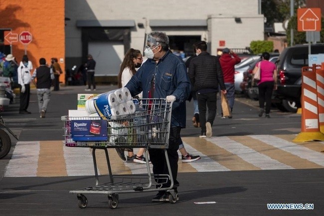 A man leaves a supermarket with a shopping cart full of daily necessities in Mexico City, Mexico, on Dec. 18, 2020. Mexican authorities said on Friday that they would re-impose lockdown measures in Mexico City and the State of Mexico amid surging COVID-19 cases and hospitalizations. (Photo: Xinhua)