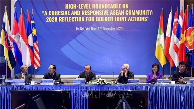 Deputy Foreign Minister Nguyen Quoc Dung (third, left) at the high-level roundtable on "A cohesive and responsive ASEAN Community: 2020 Reflection for bolder joint actions" (Photo: VNA)