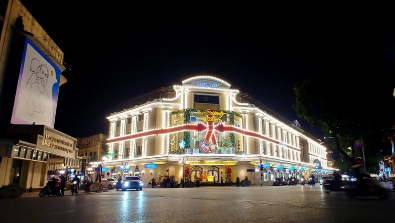 When the streets light up, Trang Tien Plaza stands out from a distance with a giant gift box and bow decorated on front of the facade.