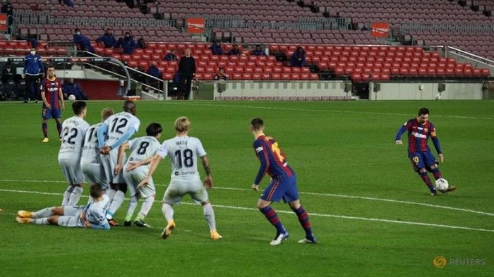 Soccer Football - La Liga Santander - FC Barcelona v Valencia - Camp Nou, Barcelona, Spain - December 19, 2020 Barcelona's Lionel Messi shoots at goal from a free kick. (Reuters)