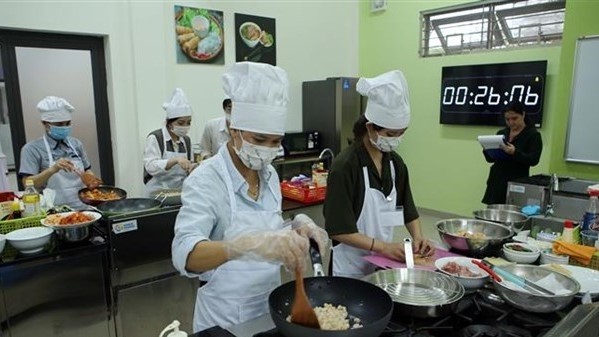 The contestants participate in the cooking contest. (Photo: Tran Le Lam / VNA)