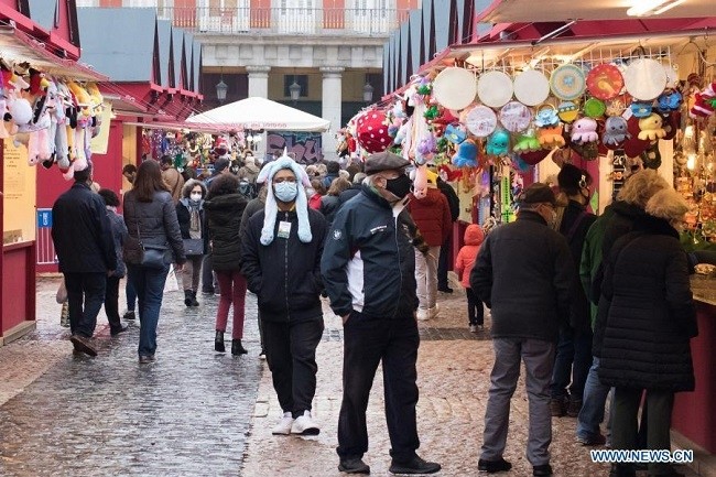 People visit a Christmas bazaar at Plaza Mayor in Madrid, Spain, Dec. 21, 2020. According to data released by the Spanish health authorities on Monday, confirmed COVID-19 cases in the country had totaled 1,819,249. (Photo: Xinhua)