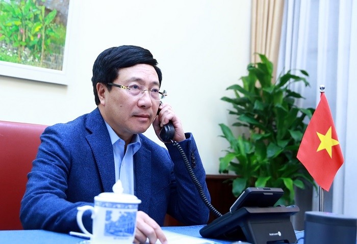 Deputy PM and FM Pham Binh Minh talks over the phone with Finnish Foreign Minister Pekka Haavisto. (Photo: VGP)