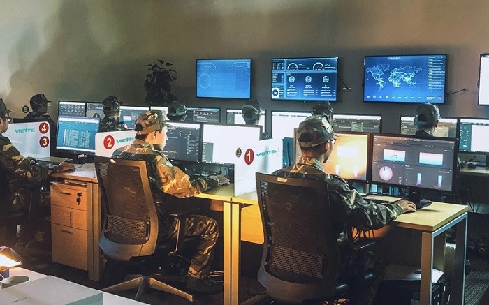 Viettel employees are monitoring the cyber attacks.