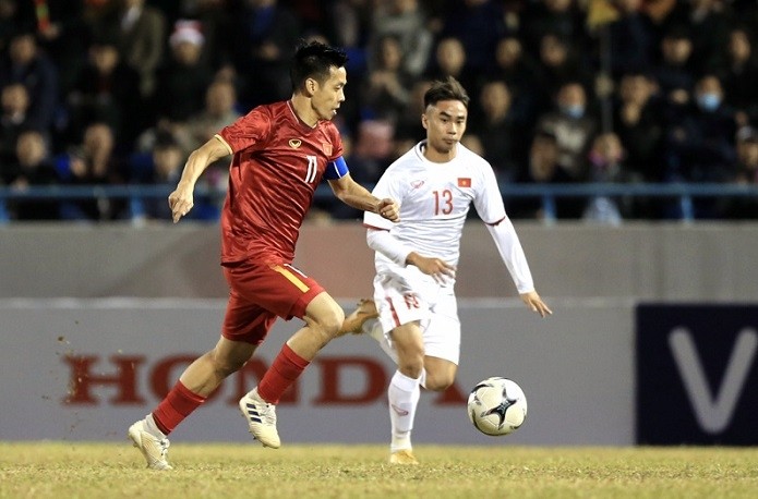 Veteran striker Nguyen Van Quyet (in red) wears the armband in the national team's starting lineup. (Photo: VFF)