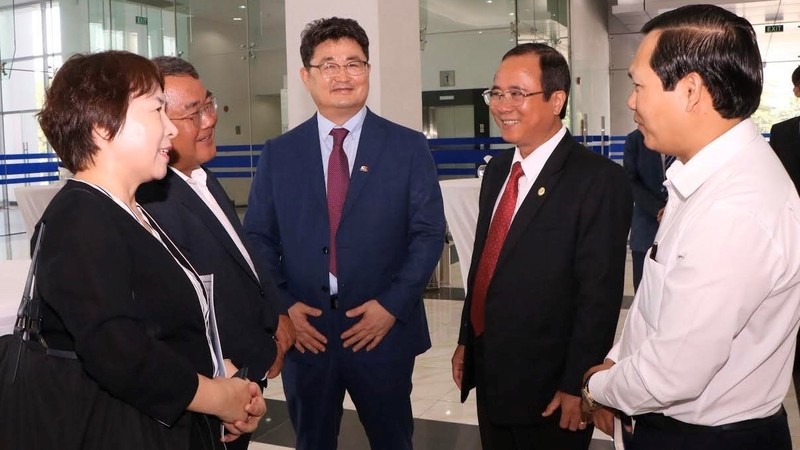 Secretary of the Binh Duong Provincial Party Committee Tran Van Nam (second from right) talking with representatives of FDI enterprises. 