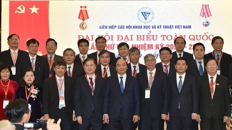 PM Nguyen Xuan Phuc with the delegates. (Photo: Quang Hieu)