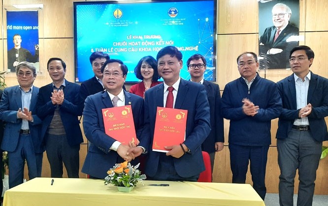  The MOU signing ceremony between the Technology Application and Development Department (under the Ministry of Science and Technology) and the Knowledge Transfer and Start-up Assistance (under the Hanoi National University).