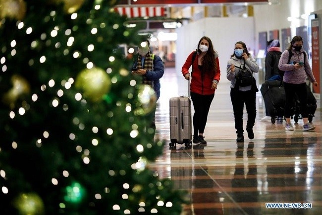  Holiday travelers wearing face masks are seen at Ronald Reagan Washington National Airport in Arlington, Virginia, the United States, on Dec. 23, 2020. (Photo: Xinhua)