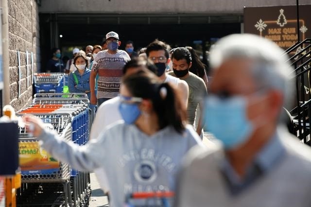 People queue to enter a supermarket for last minute Christmas shopping, as the coronavirus disease (COVID-19) outbreak continues, in Mexico City, Mexico December 24, 2020. (Photo: Reuters)