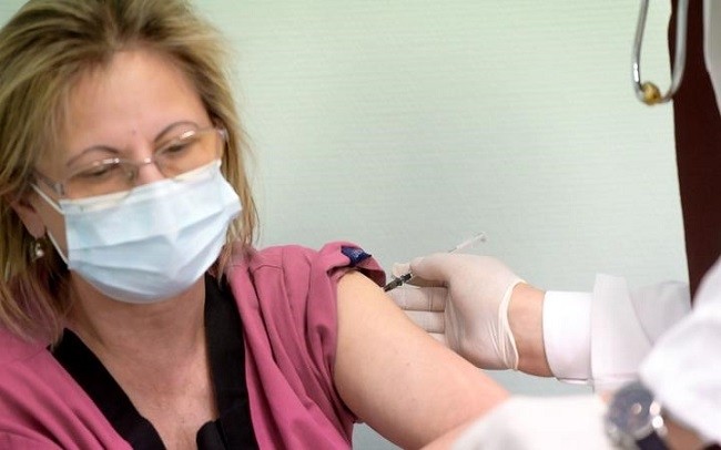 Zsuzsanna Varnai, a doctor at the South Pest Central Hospital, receives a vaccination in Budapest, Hungary. (Photo: AFP)