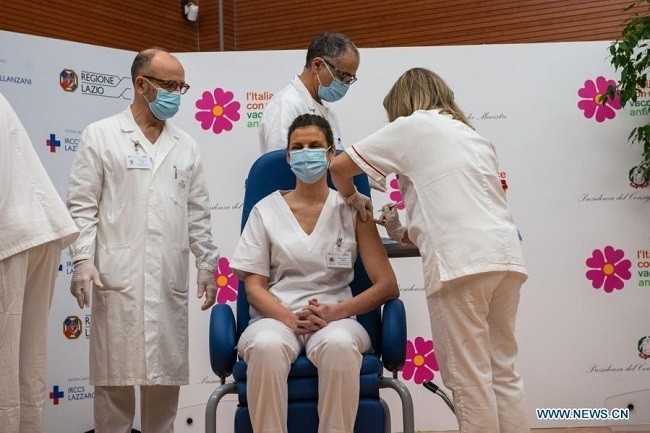 A medical worker receives an injection with a dose of COVID-19 vaccine at the Spallanzani Hospital in Rome, Italy, Dec. 27, 2020. (Photo: Xinhua)