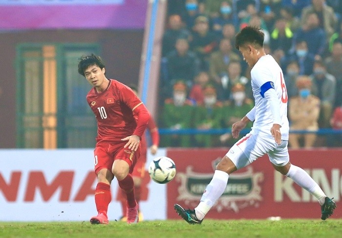 National team striker Nguyen Cong Phuong (no. 10) in action during the match. (Photo: VFF)