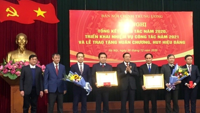 Outstanding individuals of the Party Central Committee’s Commission for Internal Affairs honoured with the second class Labour Order. (Photo: dangcongsan.vn)