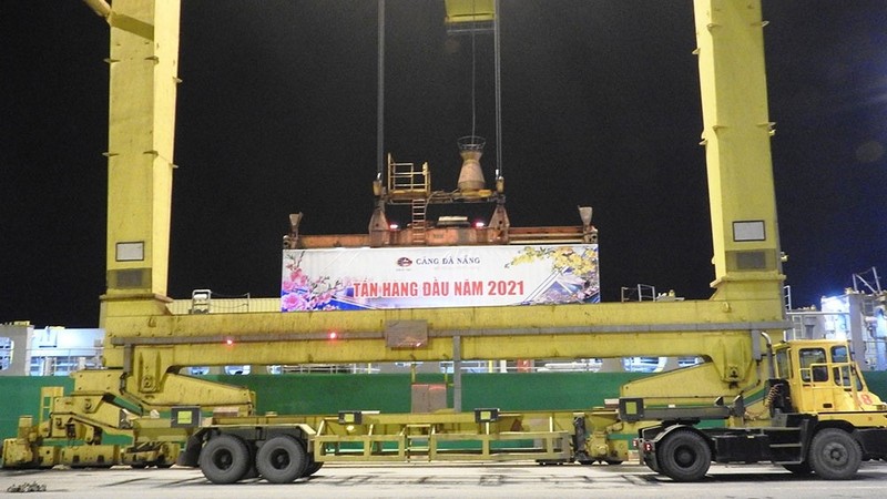 The first container is handled at Da Nang Port in 2021.