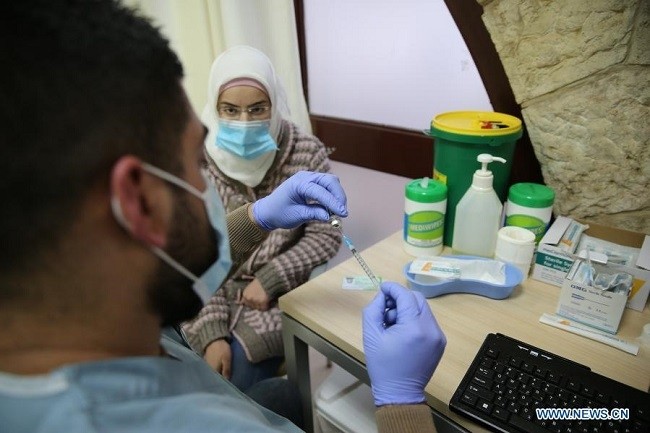 A medical worker prepares a vaccine against the COVID-19 in a healthcare services center in Jerusalem, Dec. 30, 2020. (Photo: Xinhua)