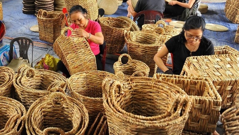 The production of handicrafts in Vietnam accounts only for more than 2% of the consumption demand for this commodity. (Photo: VNA)