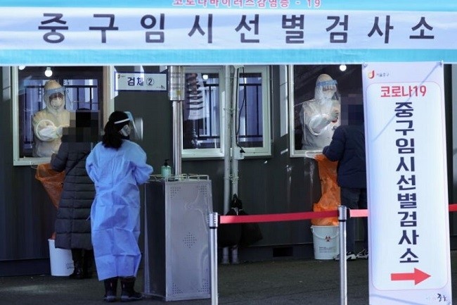 Health workers carrying out coronavirus tests at a makeshift testing centre in Seoul on Jan 2, 2021. (Photo: EPA-EFE)