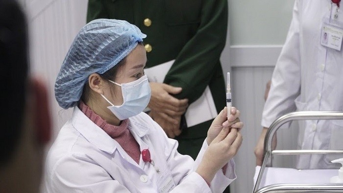 A medial worker prepares to inject Nanocovax, the first made-in-Vietnam COVID-19 vaccine, into a volunteer as part of human trials on December 17, 2020. (Photo: VNA)