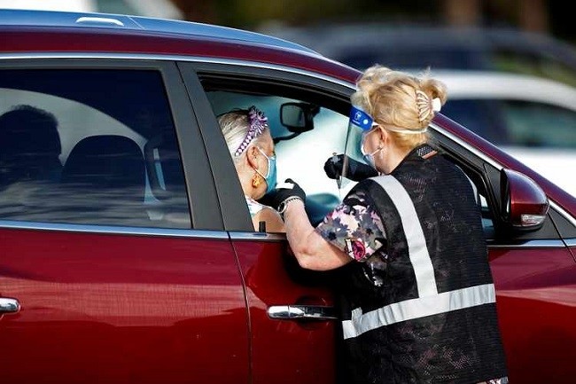 A Florida Department of Health medical worker prepares to administer a COVID-19 vaccine to a senior in the parking lot of the Gulf View Square Mall in New Port Richey near Tampa, Florida, US December 31, 2020. (Photo: Reuters)