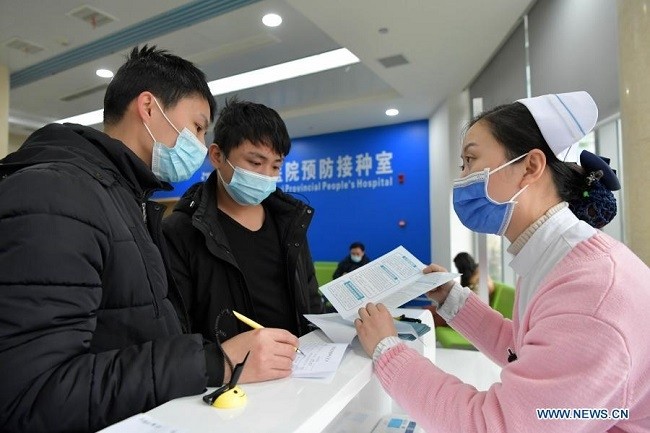 A medical worker introduces precautions for the COVID-19 vaccination at Jiangxi Provincial People's Hospital in Nanchang, capital of east China's Jiangxi Province, Jan. 4, 2021. (Photo: Xinhua)