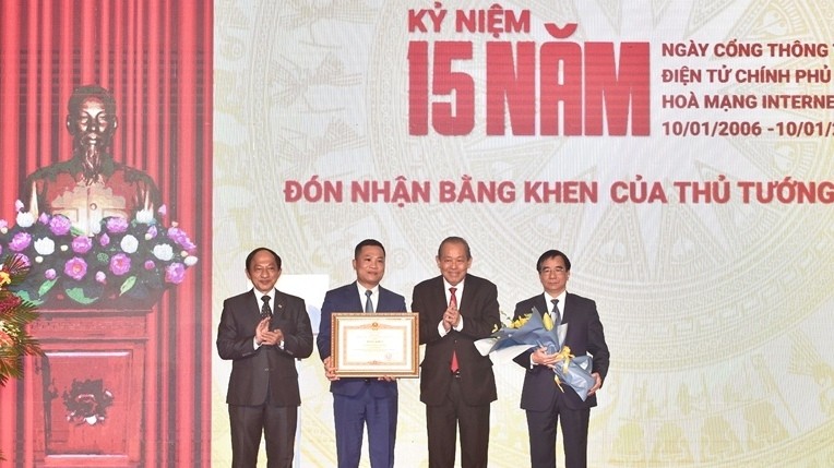 Deputy Prime Minister Truong Hoa Binh (second from right) presents a certificate of merit from the Prime Minister to the Government Portal. (Photo: Nhat Bac)