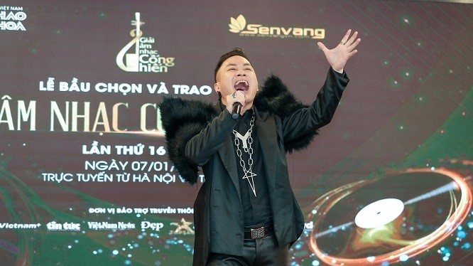 Singer Tung Duong at the awards ceremony of the 2021 Dedication Music Awards. (Photo: thethaovanhoa.vn)