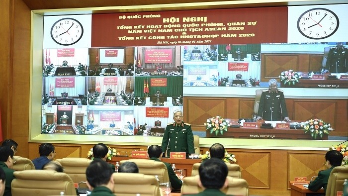 Senior Lieutenant General Nguyen Chi Vinh (standing) speaks at the conference. (Photo: qdnd.vn)