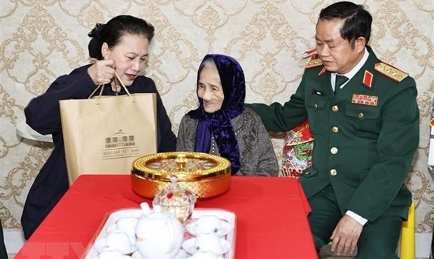 National Assembly Chairwoman Nguyen Thi Kim Ngan (left) and NA Vice Chairman General Do Ba Ty present gifts to a policy beneficiary.