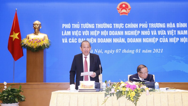 Politburo member and Permanent Deputy Prime Minister Truong Hoa Binh speaks at the session. (Photo: VGP)