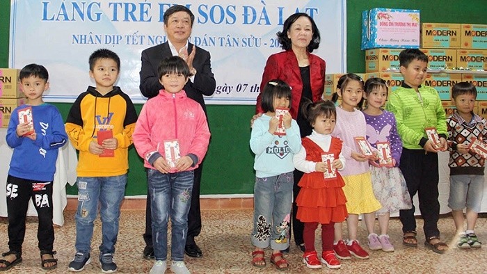 Politburo member and head of the Party Central Committee’s Commission for Mass Mobilisation Truong Thi Mai presents gifts to children of SOS Children's Village in Da Lat, Lam Dong (Photo: NDO/Mai Van Bao))