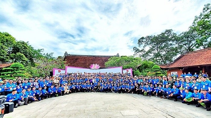 Delegates attending the 6th national congress of outstanding youth following Uncle Ho’s teaching pose for a group photo in Nghe An Province. (Photo: NDO/Linh Phan)