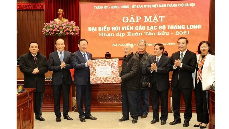 Hanoi leaders present Tet gifts to representatives from the Thang Long Club. (Photo: NDO/DUY LINH)