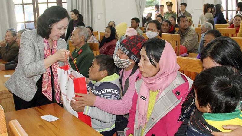 Politburo member and head of the Party Central Committee’s Commission for Mass Mobilisation Truong Thi Mai presents Tet gifts to ethnic minority people in Lac Duong district, Lam Dong province on January 8, 2021. (Photo: NDO/Mai Van Bao)