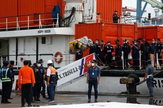 Indonesian rescue members carry what is believed to be the remains of the Sriwijaya Air plane flight SJ182 which crashed into the sea, at Jakarta International Container Terminal port in Jakarta, Indonesia, January 10, 2021. (Photo: Reuters)