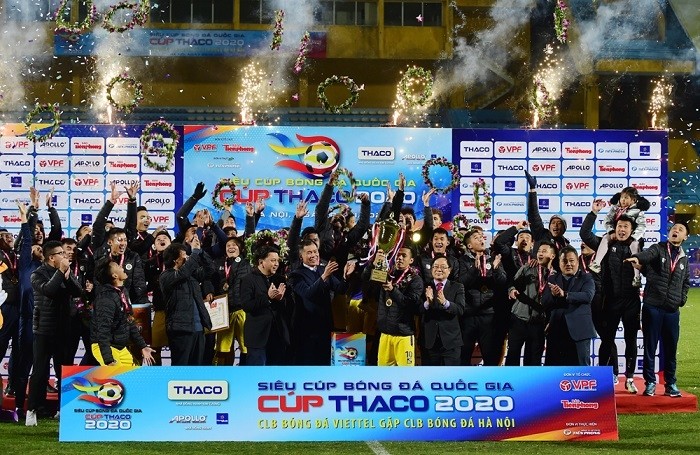 Hanoi FC celebrate their fourth National Super Cup title in history. (Photo: NDO/Tran Hai)