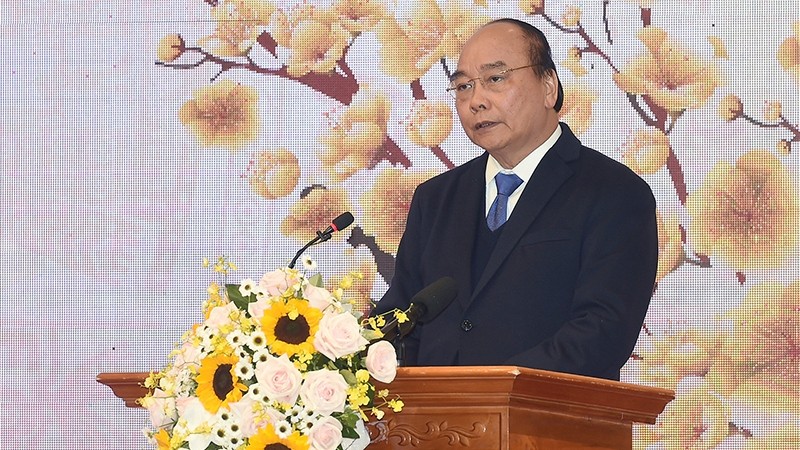 PM Nguyen Xuan Phuc speaks at the meeting. 