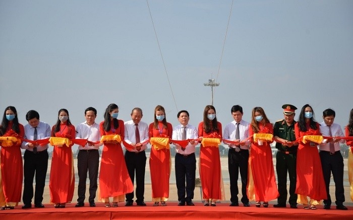 Deputy PM Truong Hoa Binh (sixth from left) and delegates cut the ribbon to inaugurate the upgraded runways.