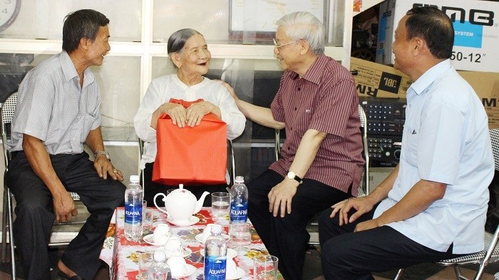 Party leader and State President Nguyen Phu Trong (third from left) presents a gift to a Vietnamese Heroic Mother in Bac Kan Province (Photo: baobackan.org.vn)