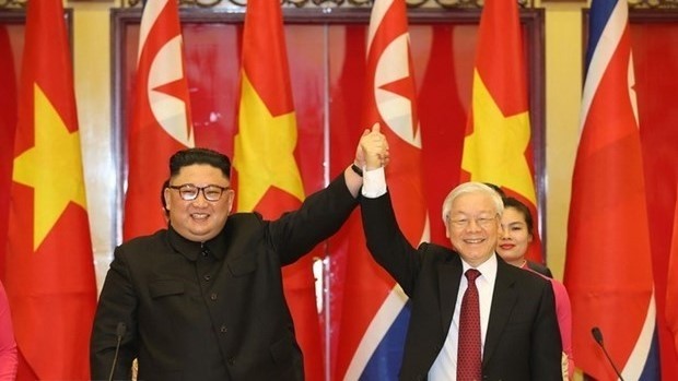 General Secretary of the Communist Party of Vietnam Central Committee and State President Nguyen Phu Trong (R) welcomes the leader of the Democratic People's Republic of Korea, Kim Jong Un, at a banquet on March 1, 2019 (Photo: VNA)