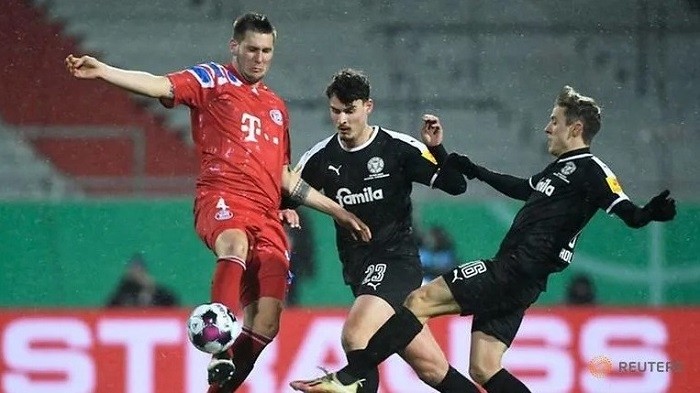 Bayern Munich's Niklas Sule in action with Holstein Kiel's Marco Komenda and Niklas Hauptmann. (Photo: Reuters)